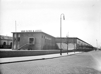 834500 Gezicht op de goederenloods van Van Gend & Loos bij het N.S.-station Leeuwarden te Leeuwarden.